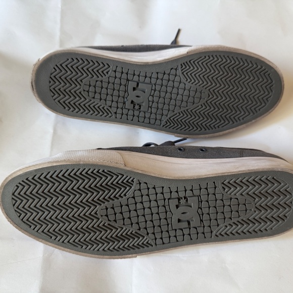 DC Gray Suede Manual S- Men 10.5- This shoe is built to skate. - Picture 5 of 7